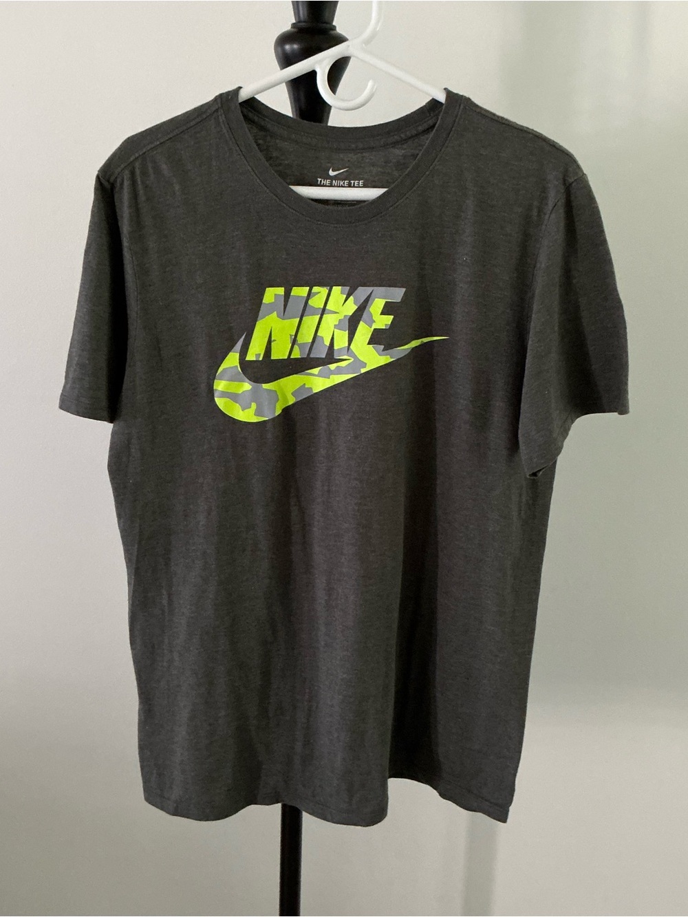 Nike Men’s Dark Gray Athletic-Cut Graphic T-Shirt – Large